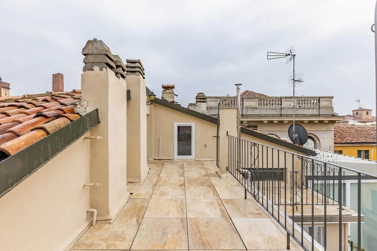 The Roof Apartment - Citycenter - By Host4U Pavia