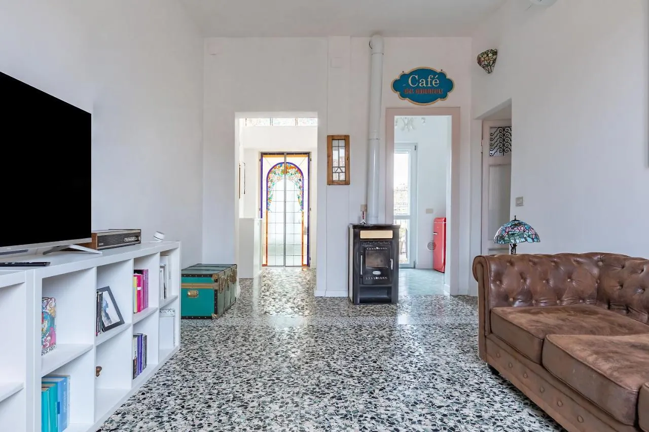 The Roof Apartment - Citycenter - By Host4U Pavia 0*,