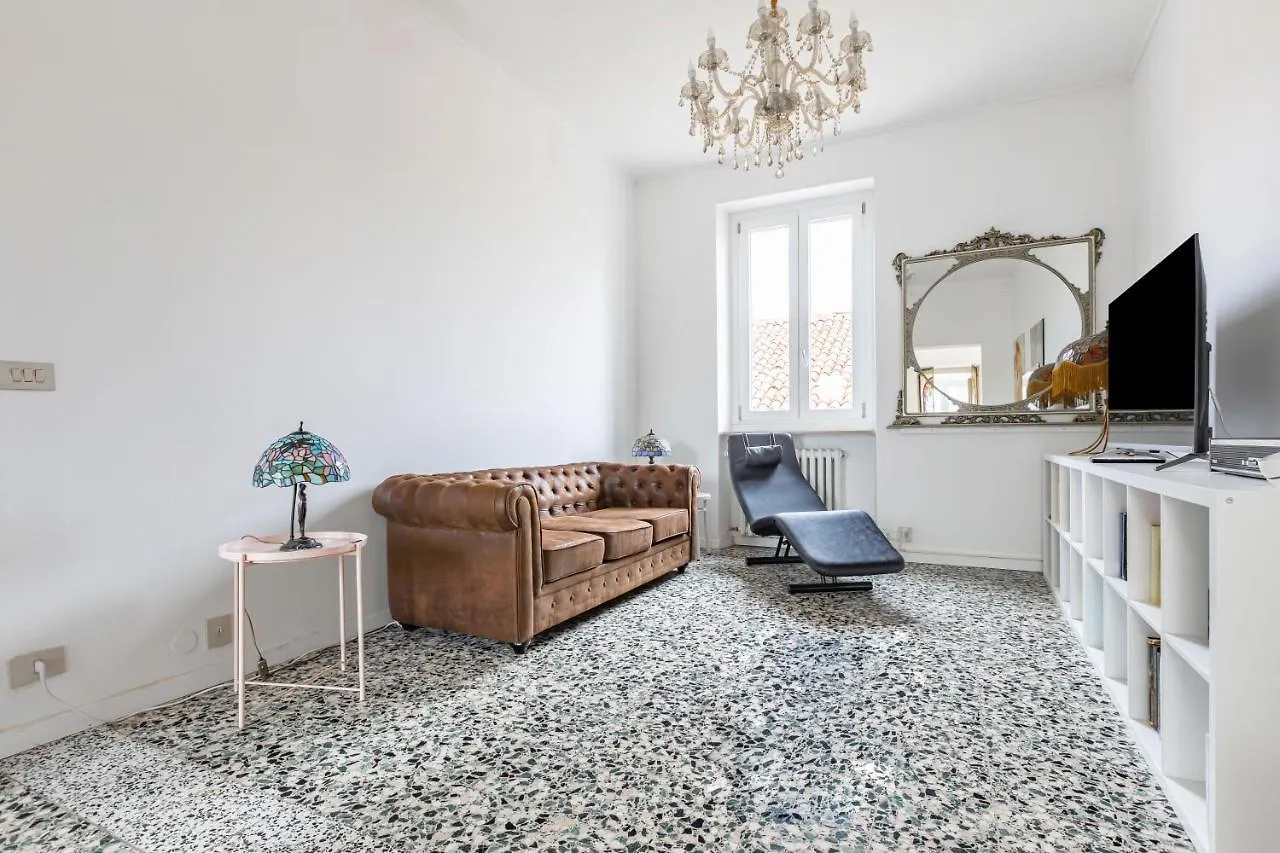 The Roof Apartment - Citycenter - By Host4U Pavia