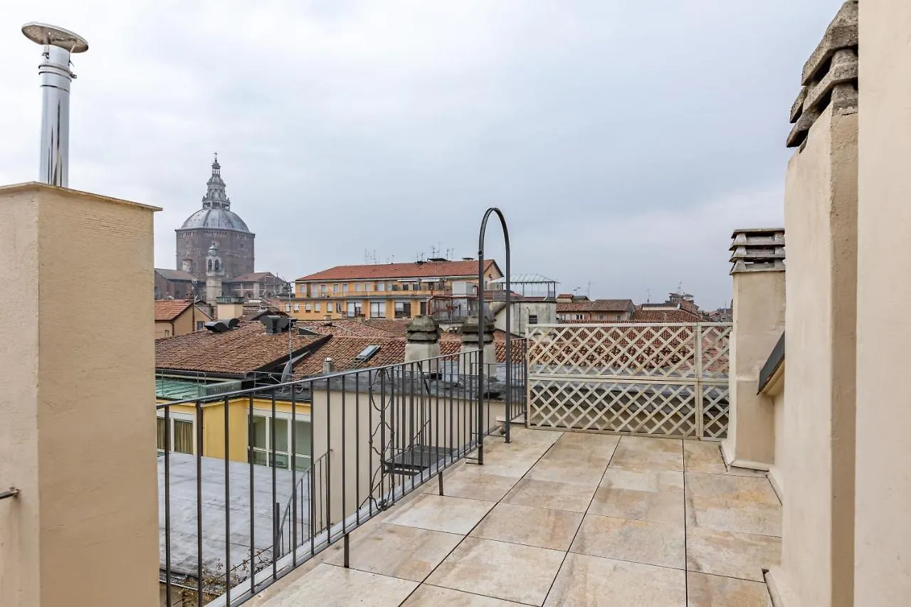 The Roof Apartment - Citycenter - By Host4U Pavia