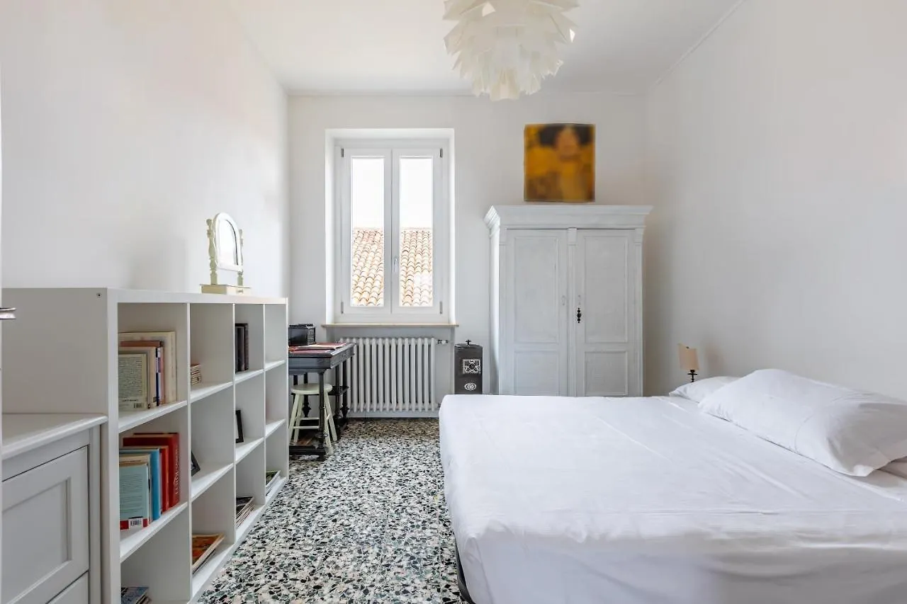 The Roof Apartment - Citycenter - By Host4U Pavia