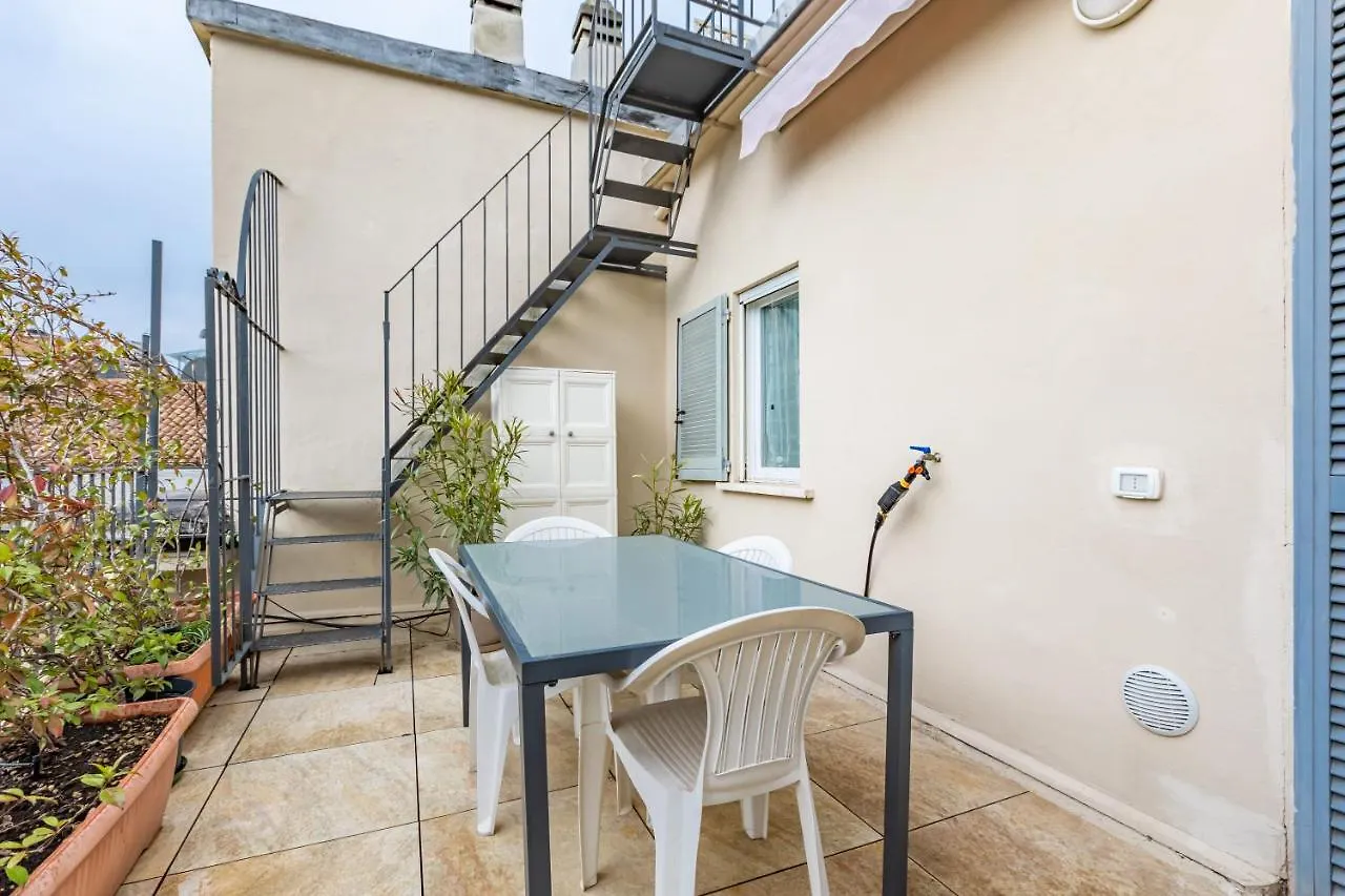 The Roof Apartment - Citycenter - By Host4U Pavie Italie