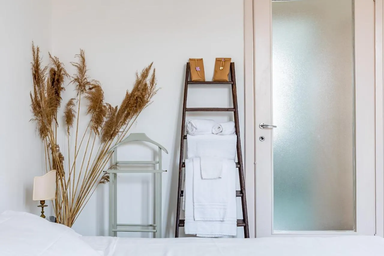 The Roof Apartment - Citycenter - By Host4U Pavie 0*,  Italie